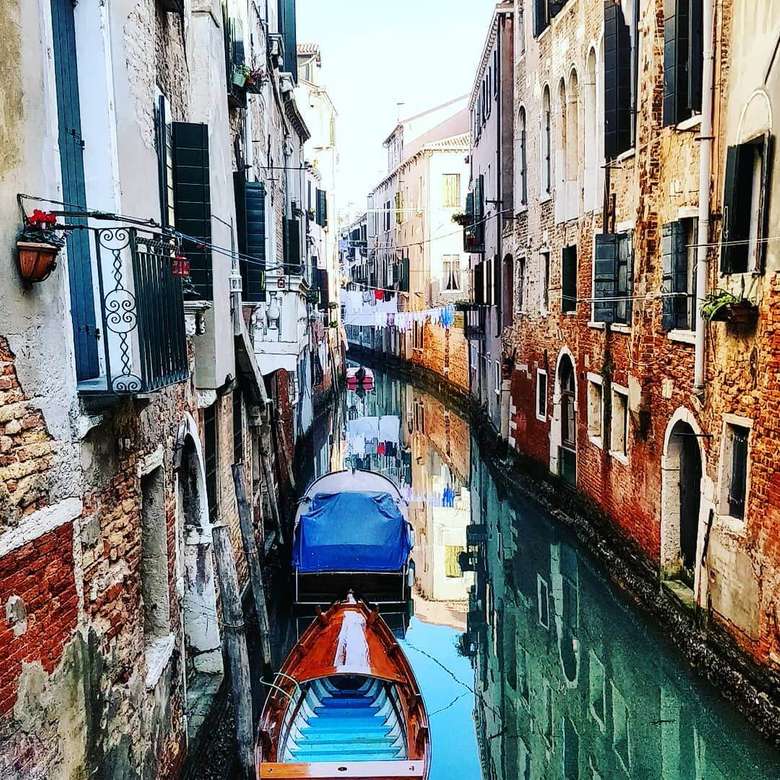 Лодки в Венецианском канале пазл онлайн