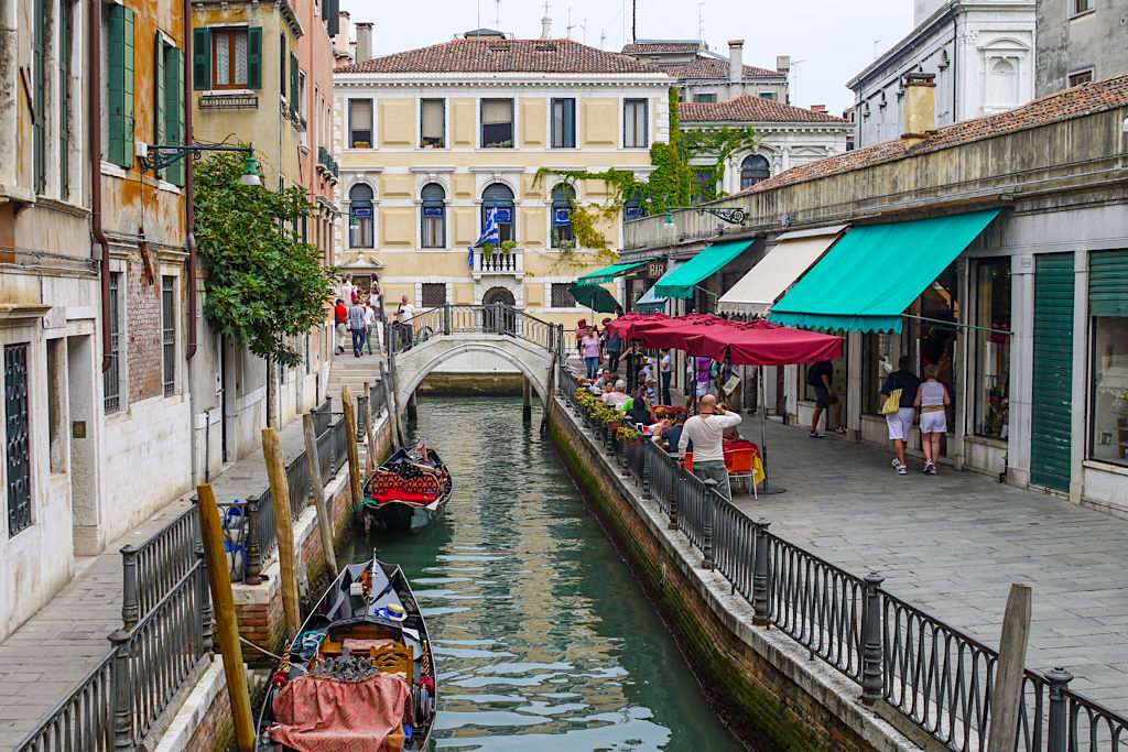 Kanalbroar och båtar i Venedig pussel på nätet