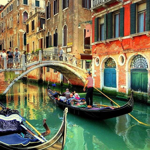 Каналы, мосты и лодки в Венеции пазл онлайн