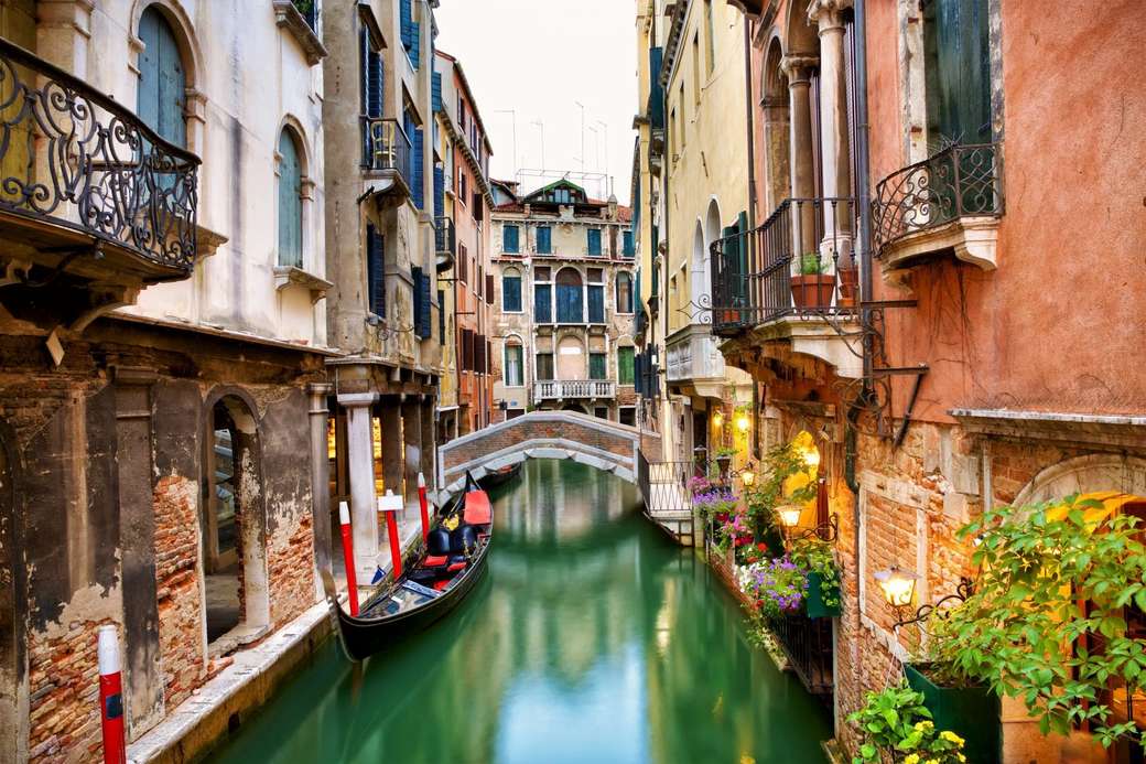 Kanal Brücke und Gondel in Venedig Online-Puzzle