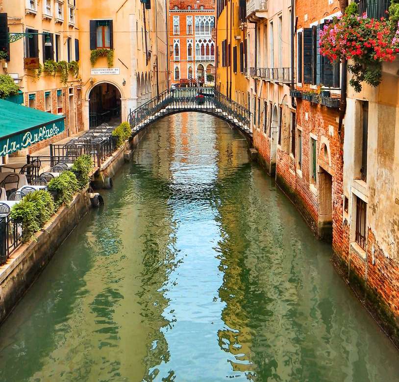 Канал и мост в Венеции пазл онлайн