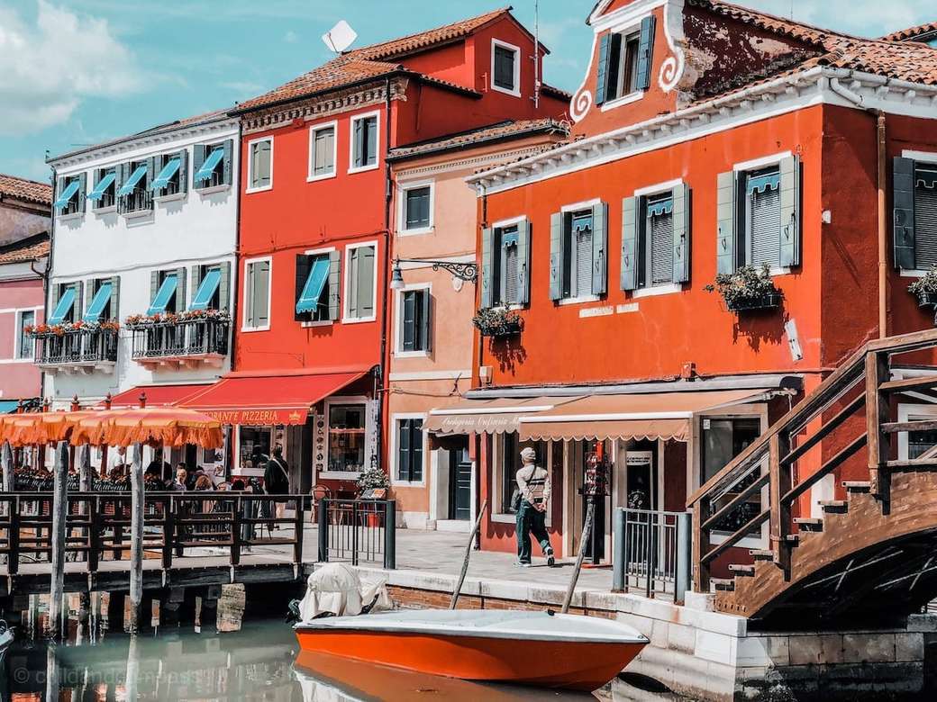 Casas vermelhas no canal e barco em Veneza puzzle online