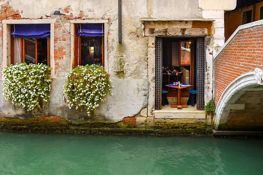 Mening van huis naast brug in Venetië legpuzzel online