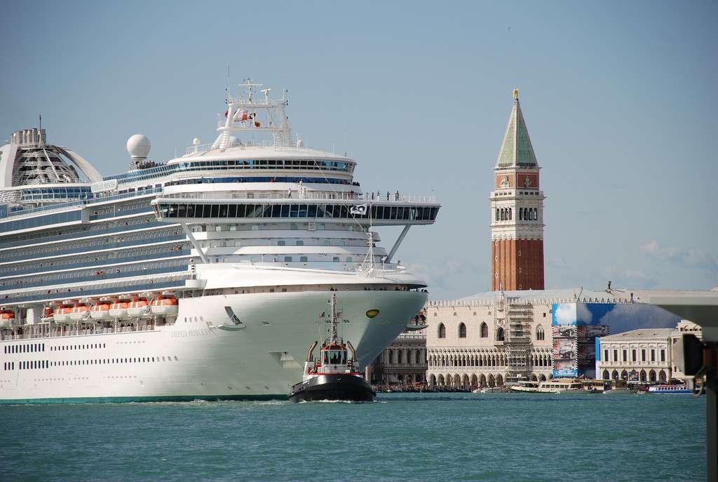 Kryssningsfartyg i Venedigs lagun pussel på nätet
