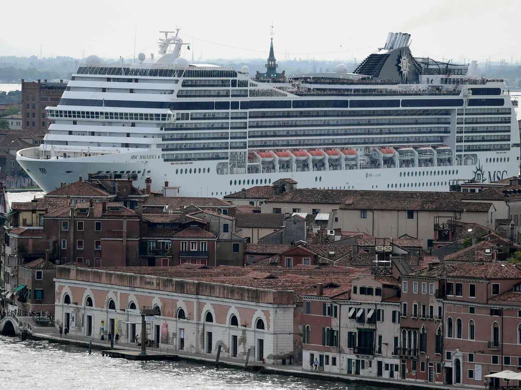 Круизный лайнер в Венецианской лагуне онлайн-пазл