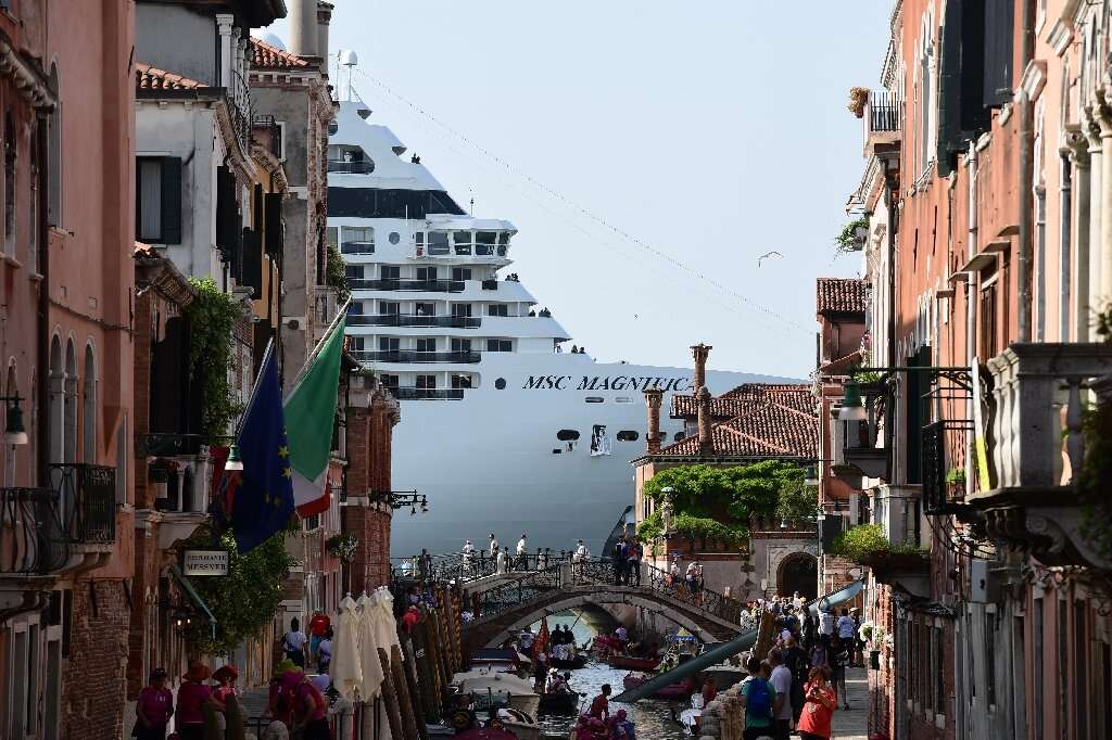 Kreuzfahrtschiff in der Lagune von Venedig Puzzlespiel online
