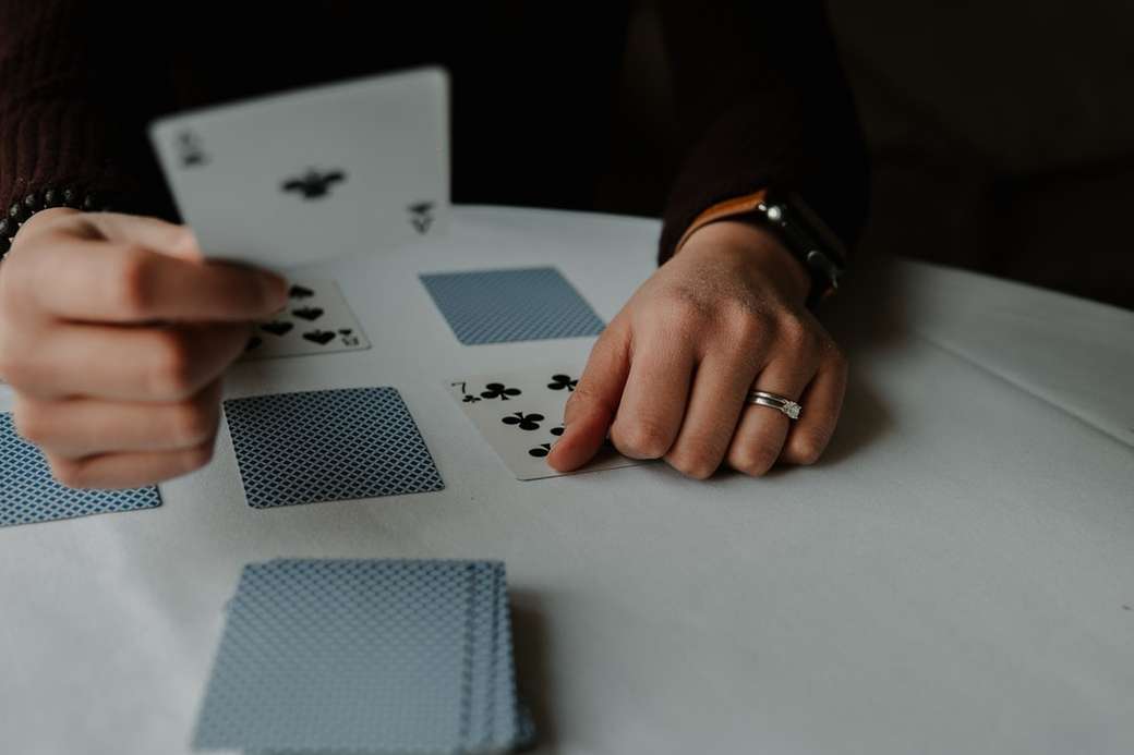 Jugando a las cartas rompecabezas en línea