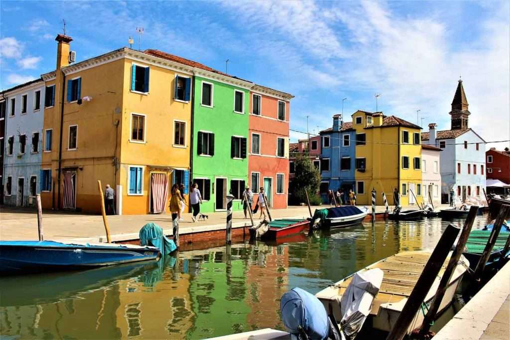 Färgrika hus på Burano Murano Venedig Pussel online