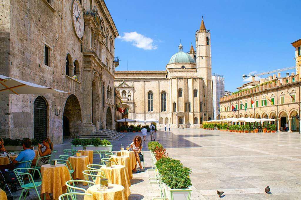 Město Ascoli Piceno v Itálii v Marche skládačky online