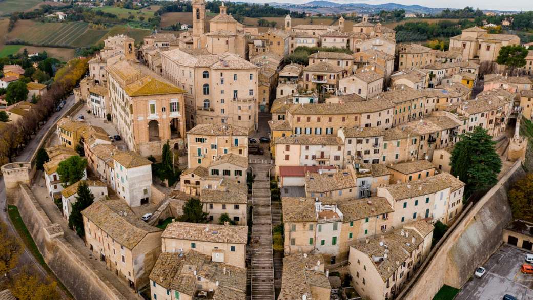 Город Коринальдо в регионе Марке в Италии онлайн-пазл