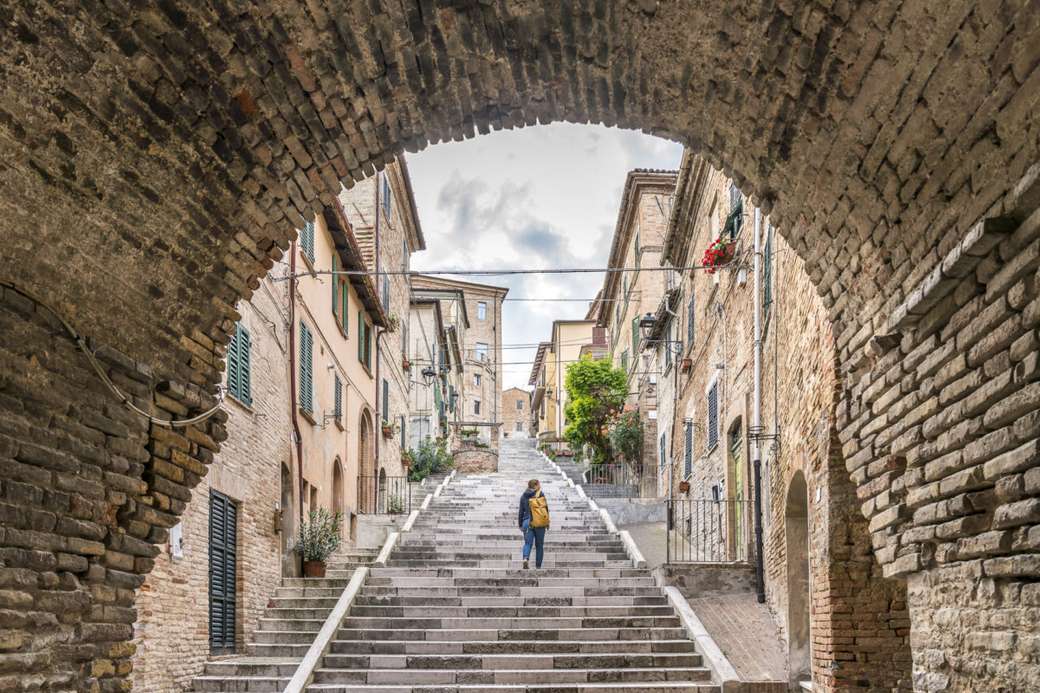 Город Коринальдо в регионе Марке в Италии онлайн-пазл