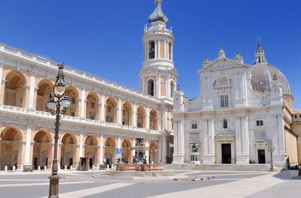 Fano Cathedral och Piazza stad i Marche Italien Pussel online