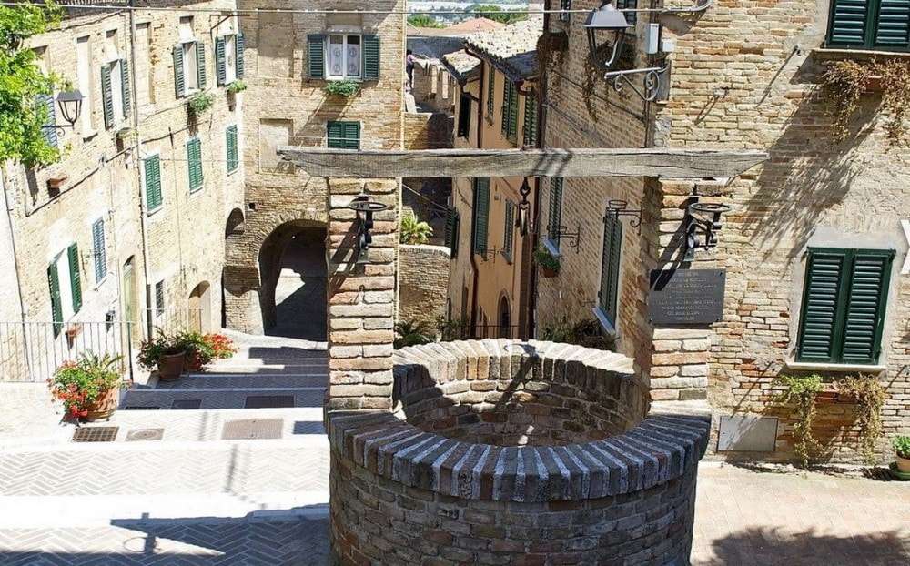 Città vecchia di Fano nelle Marche Italia puzzle online