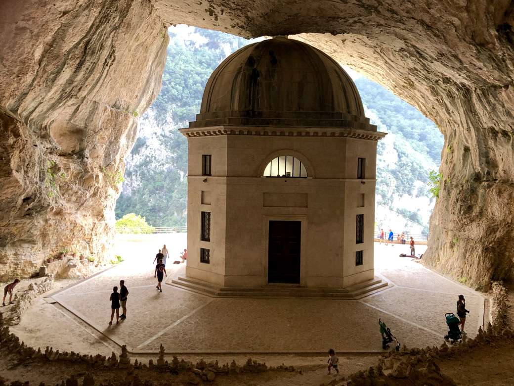 A Frasassi-barlang bejárata Genga Olaszországban online puzzle