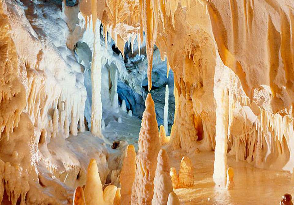 Stalagmites dans Grotte Frasassi près de Genga Italie puzzle en ligne
