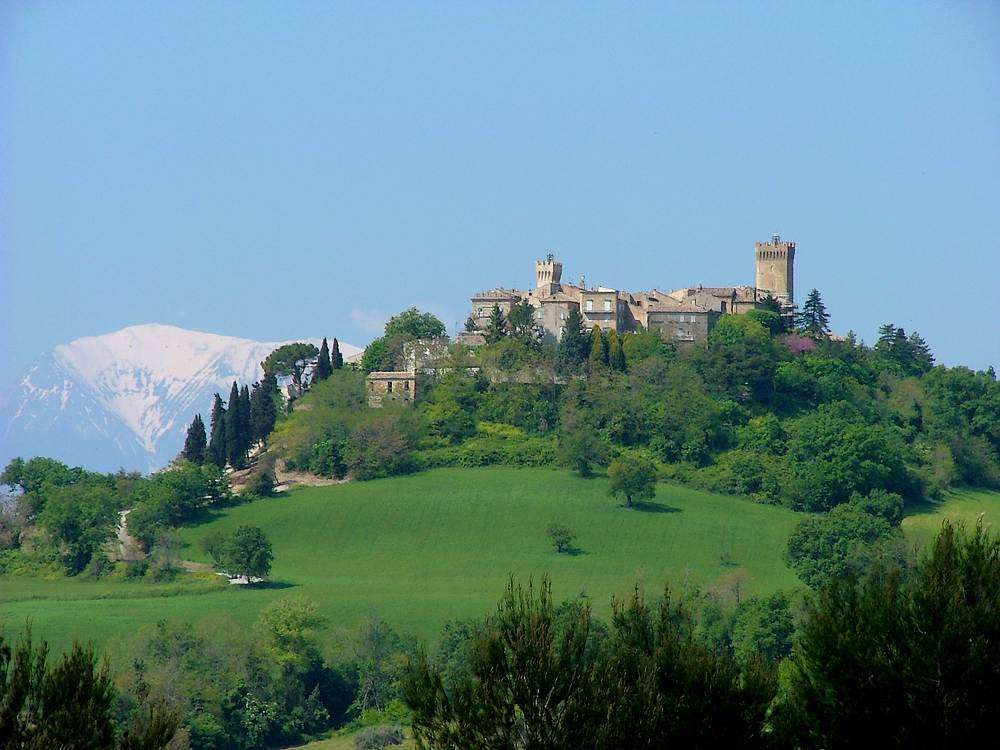 Moresco stad i Marche Italien Pussel online