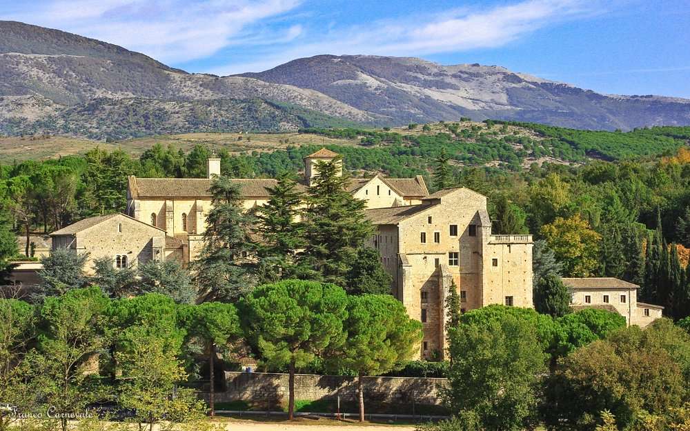 Veroli kloster av Sant Erasmo i Marche Italien Pussel online
