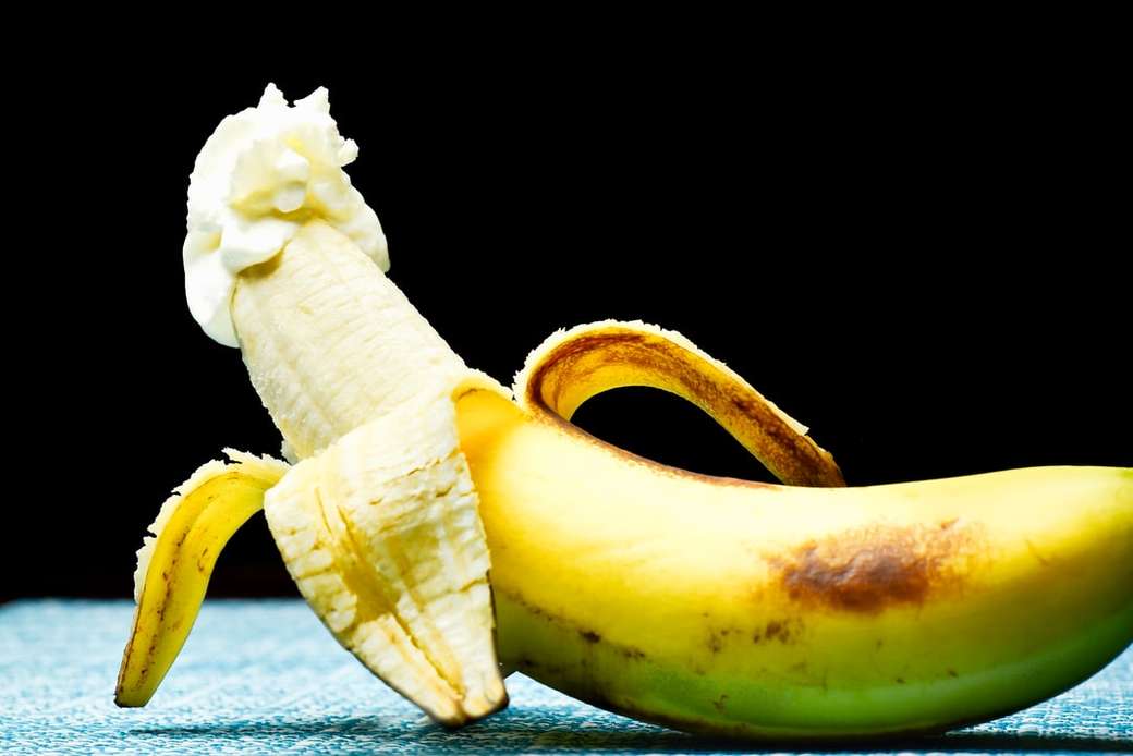 напівочищений банан з вершками пазл онлайн