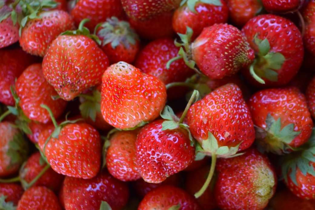 red strawberries on green leaves online puzzle