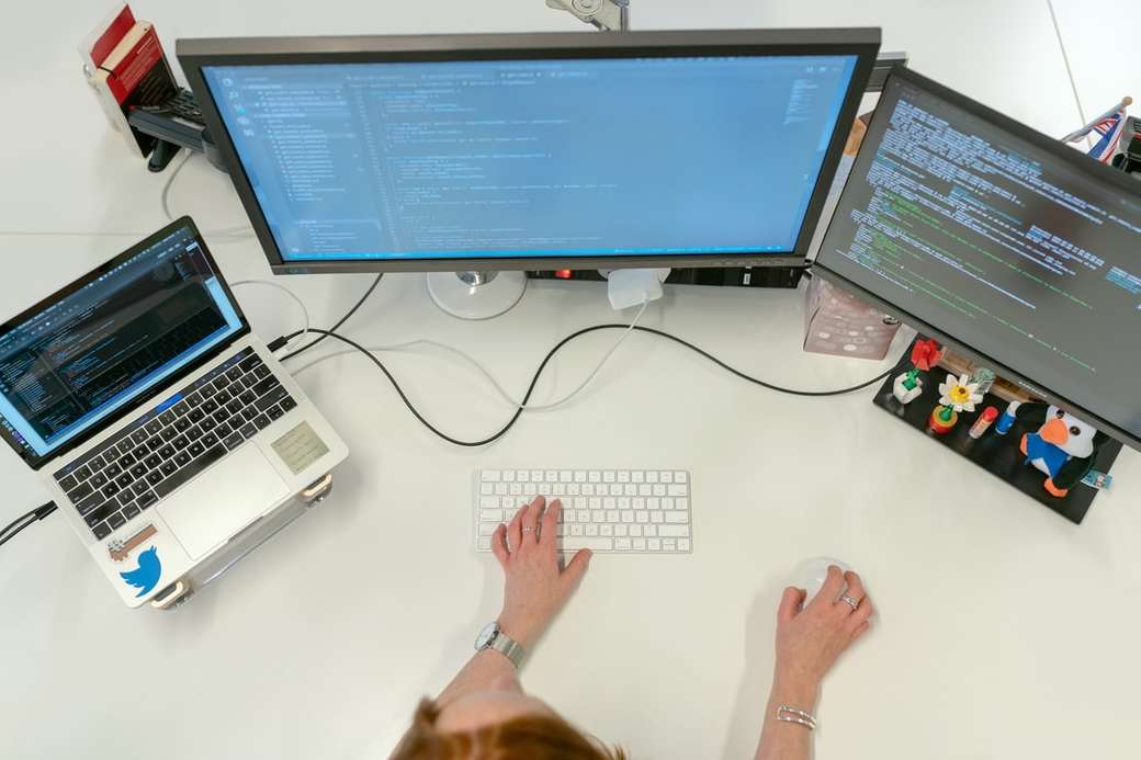 a MacBook Pro segítségével a fehér asztal kirakós online