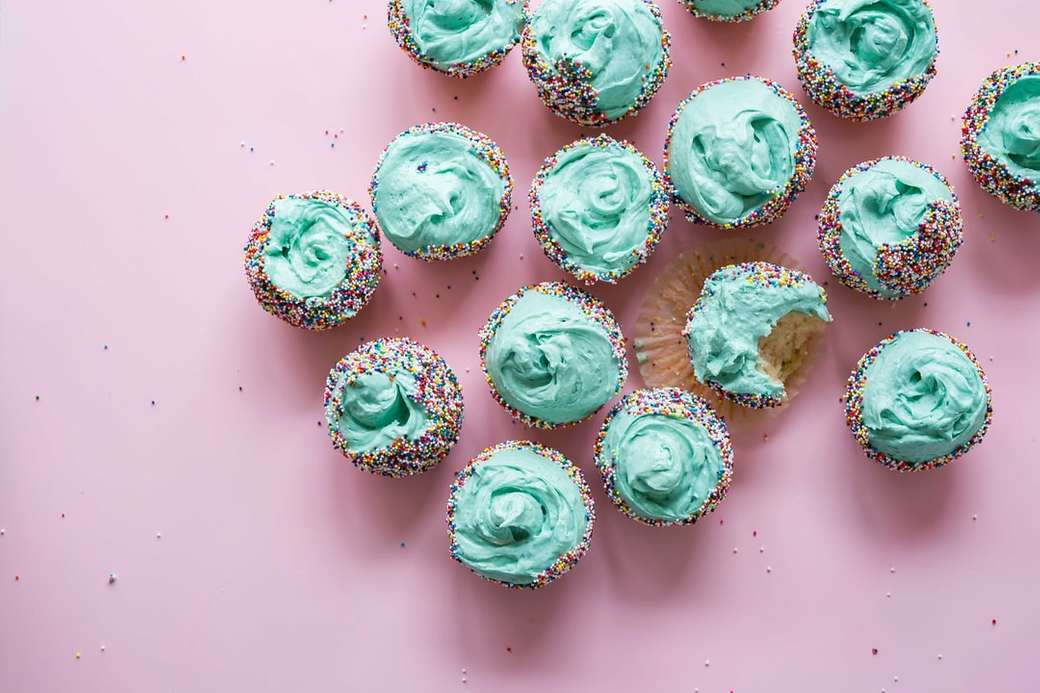 cupcake con molto glassa verde acqua puzzle online