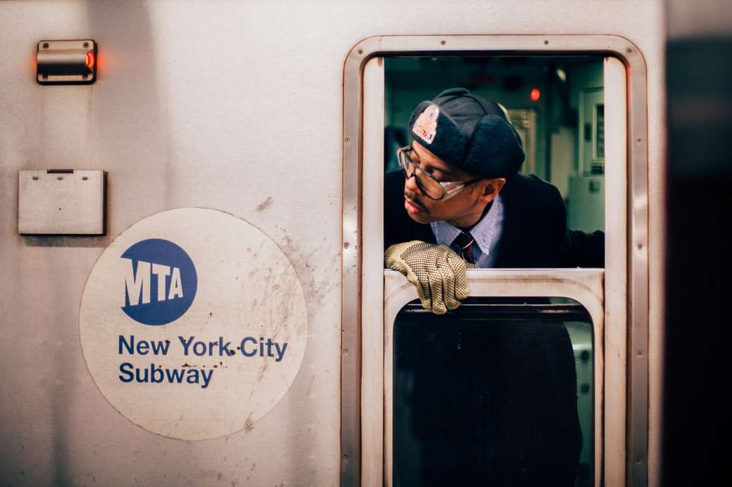 ニューヨーク市の地下鉄の電車の窓を覗く男 ジグソーパズルオンライン