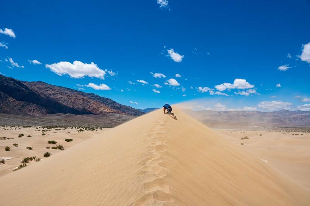 homem caminhando em dunas de areia puzzle online