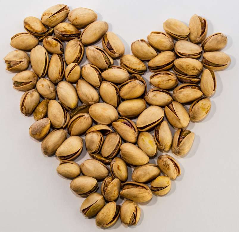 Srdce vyrobené z ořechů online puzzle