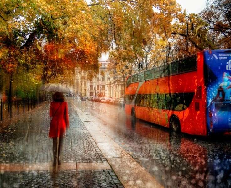 Женщина с зонтиком и автобусом пазл онлайн
