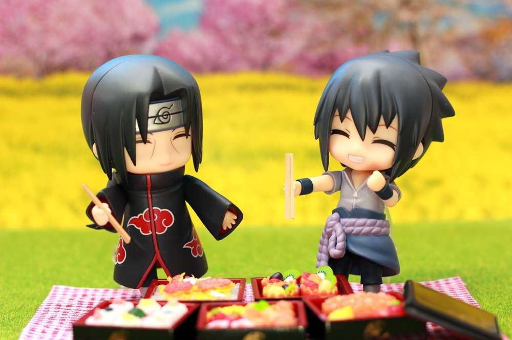 Itachi och Sasuke är glada att ha en picknick pussel på nätet