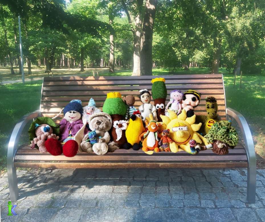 Obyvatelé města slunce na lavičce v lázeňském parku online puzzle