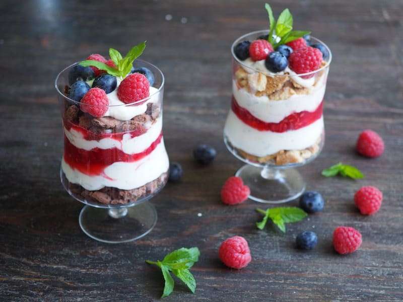 Десерти от малини и боровинки онлайн пъзел