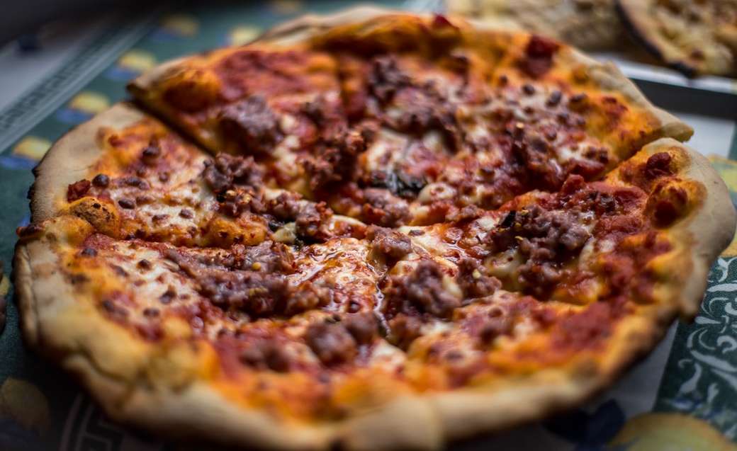 Pizza mit Fleischbelag Online-Puzzle