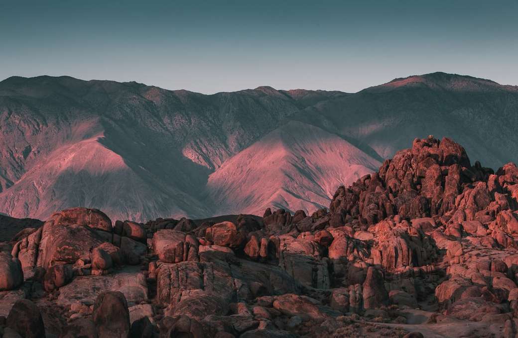 barna sziklás hegy kék ég alatt nappali kirakós online