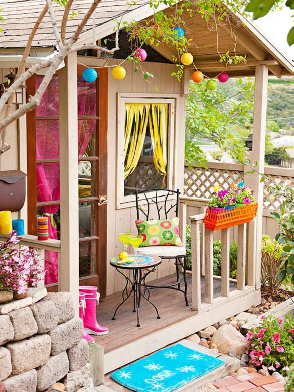 Una casetta da giardino con decorazioni colorate puzzle online