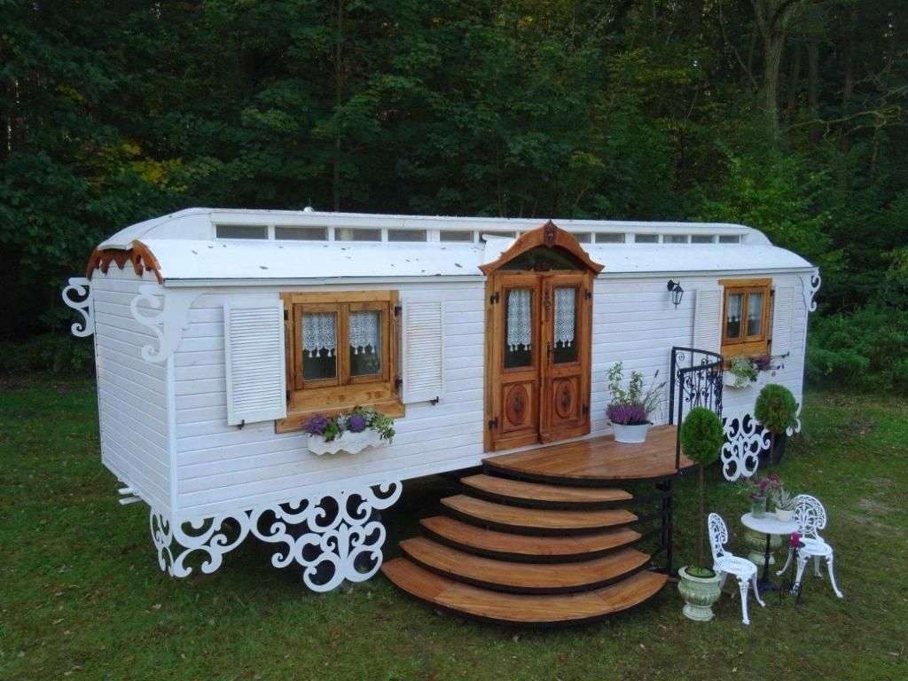 Construction trailer as a garden house or for living jigsaw puzzle online