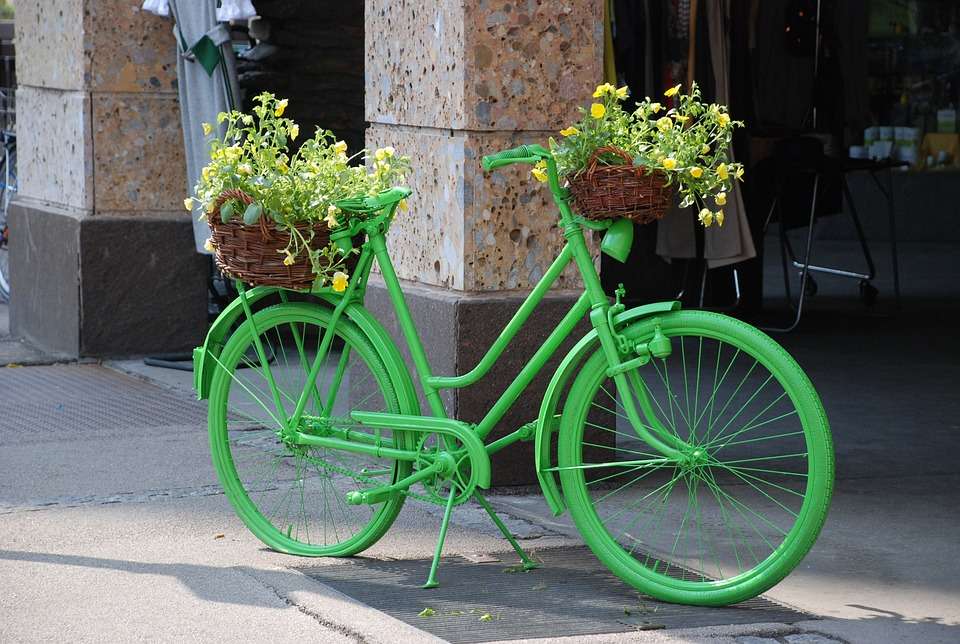 Decoração de bicicleta verde na frente da loja quebra-cabeças online