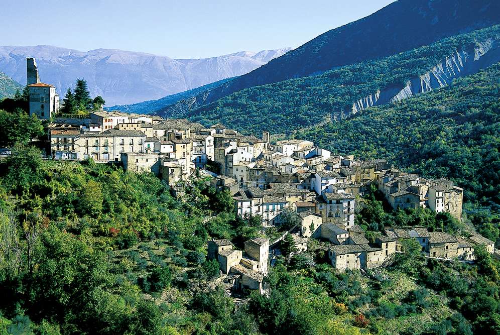 Cidade montanhosa em Abruzzo, Itália quebra-cabeças online