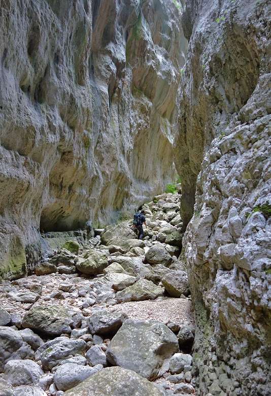 Пейзаж ущелья Абруццо в горах Италии пазл онлайн