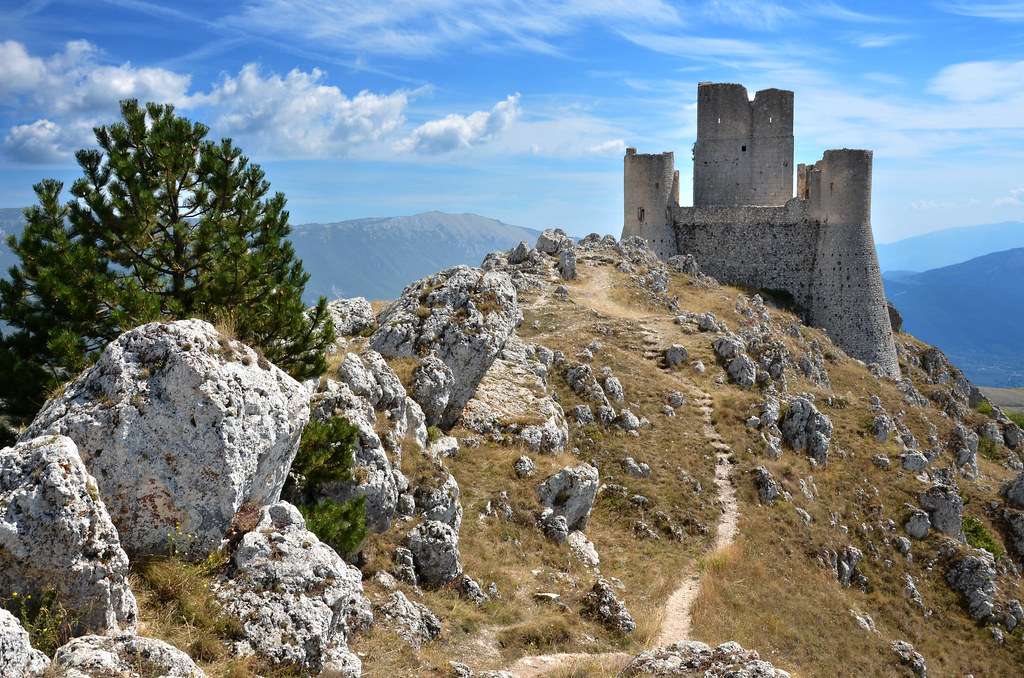 Ruina del paisaje Abruzzo en las montañas Italia rompecabezas en línea