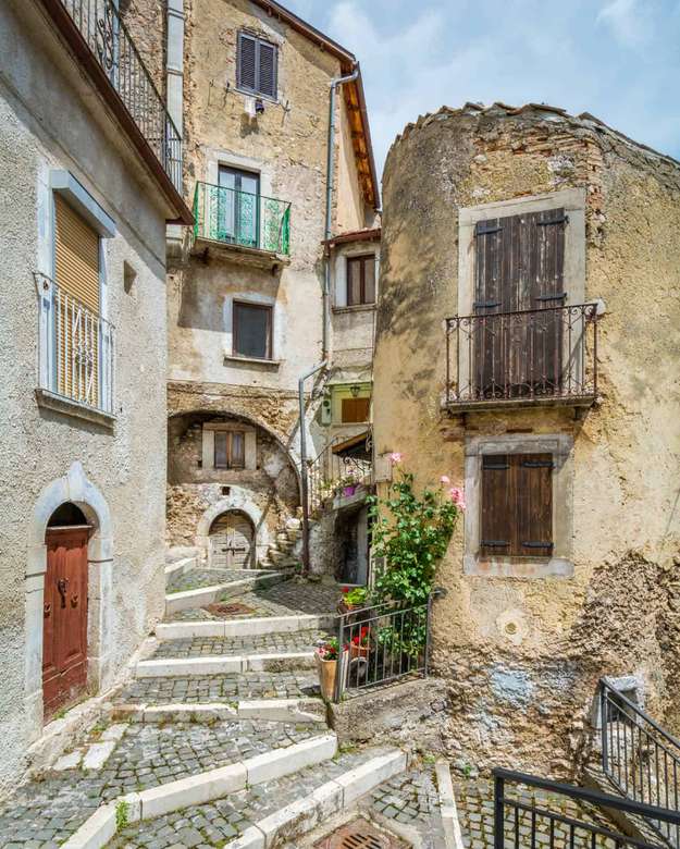 L'Aquila Staircase Alley Abruzzo Itália puzzle online