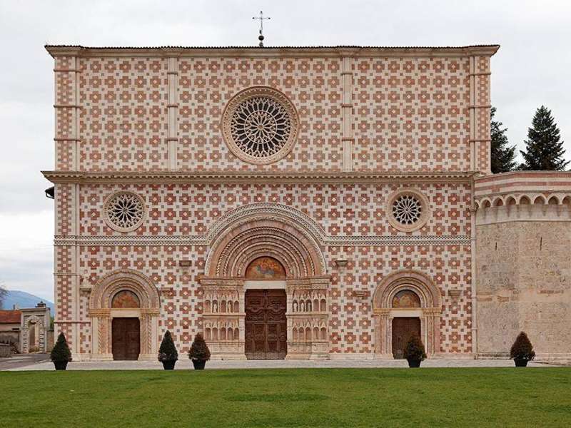 Bazilika L'Aquila Risorgela v Colle Abruzzo skládačky online