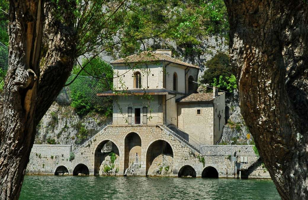 Scanno Chiesa della Madonna del Lago Abruzzo Pussel online
