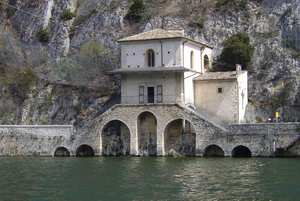 Scanno Chiesa della Madonna del Lago Abruzzo quebra-cabeças online