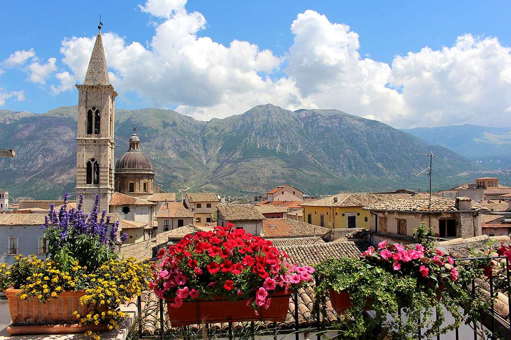 Sulmona stad in Abruzzo, Italië legpuzzel online