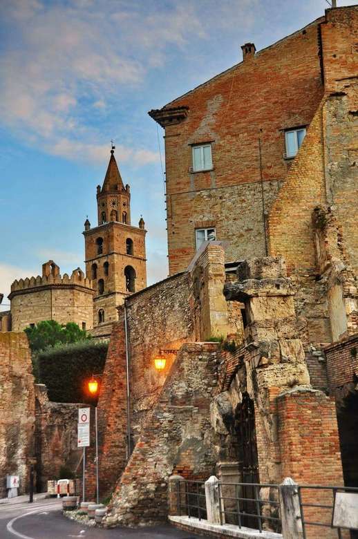 Teramo város Abruzzo, Olaszország online puzzle