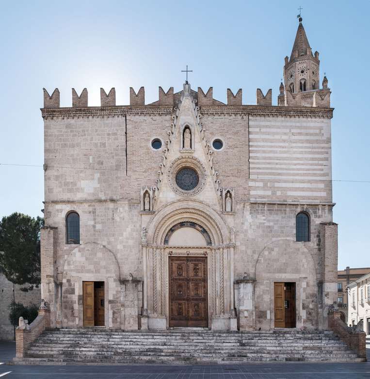 Ciudad de la Catedral de Teramo en Abruzzo Italia rompecabezas en línea