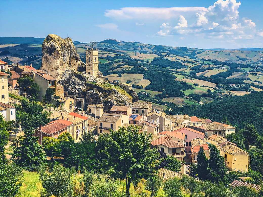 Regiunea Pietracupa din Molise, Italia jigsaw puzzle online
