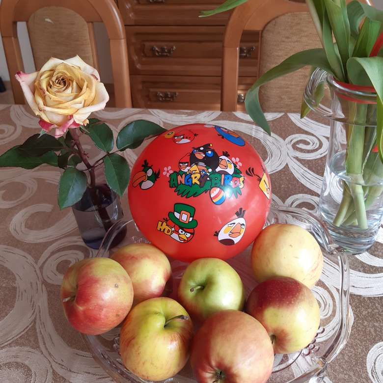 яблоки и мяч на столе онлайн-пазл