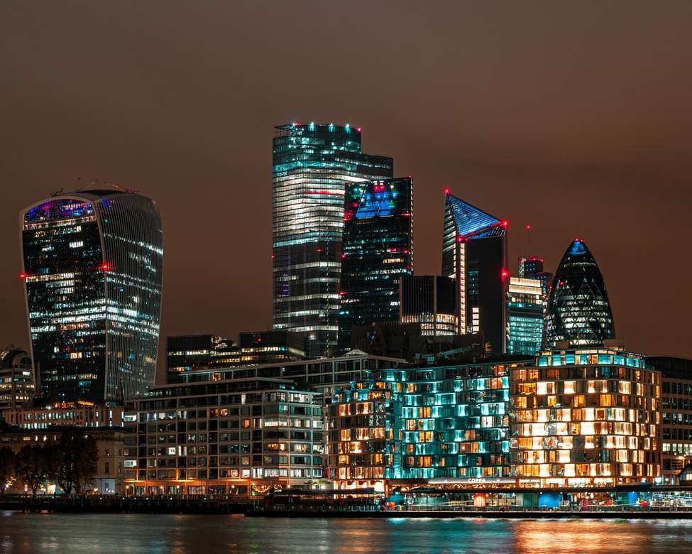 panorama města v noci online puzzle